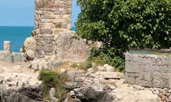 Amasra'da tarihi 'Direkli Kaya'ya boyayla zarar verdiler