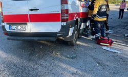 Ambulans, TIR'a arkadan çarptı; hasta öldü, 3 personel yaralı