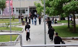 Anne ve iki oğlu aynı okulda üniversite sınavına girdi