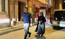 Apartman girişindeki yangını söndüren polis, mahsur kalan kadını kurtardı