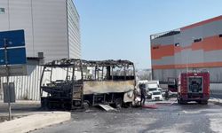 Arnavutköy'de servis minibüsü alev alev yandı