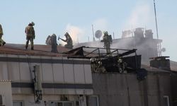 Ataşehir'de 3 katlı binanın çatısında çıkan yangın söndürüldü