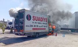 Ataşehir'de park halindeki kamyonet alev alev yandı