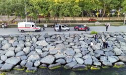 Avcılar'da kayalıklardan denize düşen kadını yunus polisleri kurtardı