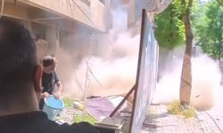 Avcılar'da metruk binadaki yangın kepçe operatörünün müdahalesiyle söndürüldü