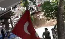 Avcılar'da odun yüklü kamyonun devrildiği anlar kamerada