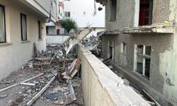 Avcılar'da yıkım sırasında beton parçaları yandaki binaya zarar verdi
