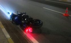 Aydınlatma direğine çarpan motosikletteki 2 üniversite öğrencisi öldü