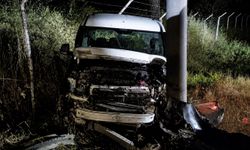 Aydınlatma direğine çarpan otomobilin alkollü sürücüsü yaralandı