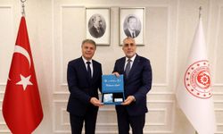 Bakan Işıkhan, Renault Group Türkiye CEO'su Jaillet'e Turkuaz Kart'ı teslim etti