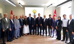 Bakanlar Kurum ve Bayraktar, Londra'da AK Parti teşkilatıyla bir araya geldi