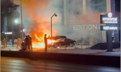 Bakırköy'de 50 milyon TL değerinde 4 otomobil alev alev yandı