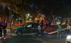 Bakırköy'de kırmızı ışıkta duran araca çarpan otomobil devrildi: 2 yaralı