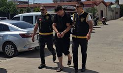 Başkasının kimliğini gösteren firari hükümlü, koluna yazdırdığı adı fark edilince yakalandı