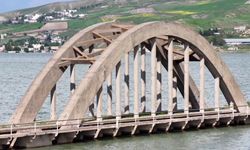 Batman'da bir kısmı su altında kalan tarihi köprü, dronla görüntülendi