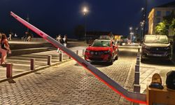 Beşiktaş'ta polis noktasında bariyeri kırdı; sürücünün kaçmaya çalıştığı anlar kamerada