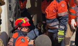 Beykoz'da hafriyat kamyonu devrildi; şoför kabinde sıkıştı ​