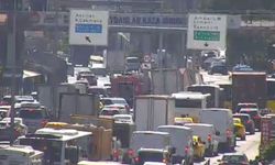 Beylikdüzü'nde kamyonet aydınlatma direğine çarptı; trafik durma noktasına geldi