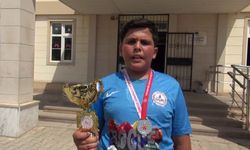 Bocce bowlingde derece yapan öğrencilere kırmızı halıda karşılama