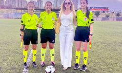 Bu maçtaki futbolcular, hakemler ve gözlemci kadın