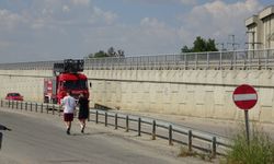 Buğday tarlasında çıkan yangın, akaryakıt istasyonuna sıçramadan söndürüldü