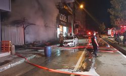 Bursa'da depoda çıkan yangın, park halindeki otomobile sıçradı
