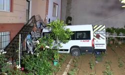 Çekmeköy'de servis minibüsünün evin bahçesine uçtuğu anlar kamerada; 1 ölü