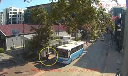 Çınar ağacı halk otobüsünün üzerine devrildi; o anlar kamerada