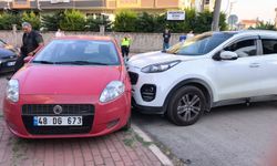 Cipin çarpıp, sürüklediği otomobil kaldırıma çıkarak durdu; 4 yaralı