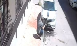 Çocuğun yaktığı karton, otomobili tutuşturdu; o anlar kamerada