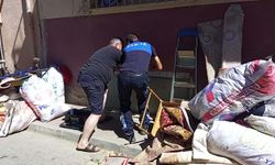 Daha önce 6 kez temizlenen evden yine 6 kamyon çöp çıktı