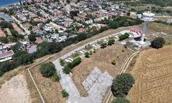 Dardanos Tabyası, düşman gemileri tarafından doğrudan vurulamaması için antik kent üzerine inşa edilmiş