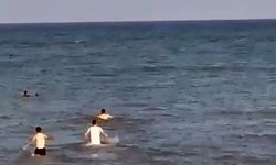 Denizde boğulma tehlikesi geçiren kız kardeşleri çevredekiler kurtardı