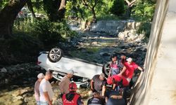 Dereye uçan otomobilin sürücüsü yaralandı