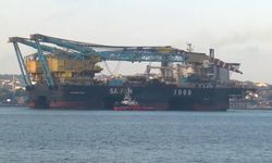 Dev vinç gemisi İstanbul Boğazı'ndan geçiyor - 1 / Görüntü eklendi