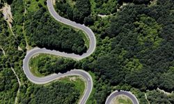 Domaniç Dağları'na uzanan 'kıvrımlı yollar'ın eşsiz manzarası dronla görüntülendi