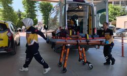 Düştüğü traktör üzerinden geçti