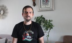 Ecrin, mucize kurtuluşun yaşandığı bina önünde pasta kesilip, balonlarla karşılandı