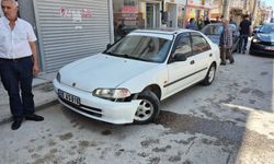 Ehliyetsiz sürücünün kullandığı otomobil park halindeki araçlara çarptı; 2 yaralı