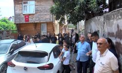 Fatih'te 2 katlı ahşap binanın çatısında çıkan yangın söndürüldü