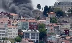 Fatih'te binadaki yangın araçlara sıçradı-2