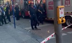 Fatih'te iş yerine giren otomobilin sürücüsü yaralandı