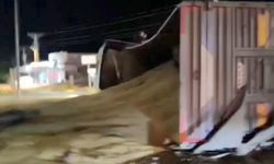 Gaziantep'te TIR devrildi; 17 ton arpa yola saçıldı
