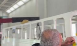 Gençlik yıllarında kullandığı otobüsün minyatürünü yapıp, direksiyonuna geçti / Ek fotoğraflar