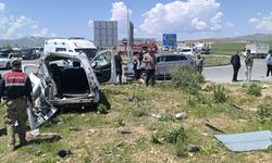Hafif ticari araç ile kamyonet kafa kafaya çarpıştı; 4 ölü, 2 yaralı / Ek fotoğraflar