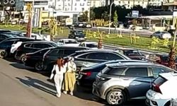 Hafif ticari aracın elektrikli bisiklete çarptığı kaza kamerada; 1 ölü