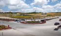 Hafif ticari araçla otomobilin çarpıştığı kaza kamerada; 1 ölü, 4 yaralı