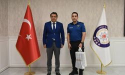 Hatay'da LGS'ye geç kalan öğrenciyi sınava yetiştiren polis ödüllendirildi