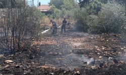 Hurda demiri için ateşe verilen çekyattan sıçrayan yangın evleri tehdit etti