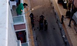 Husumetlilerine benzettiği 2 kişiyi bıçakladı; yoldan geçenler müdahale etti